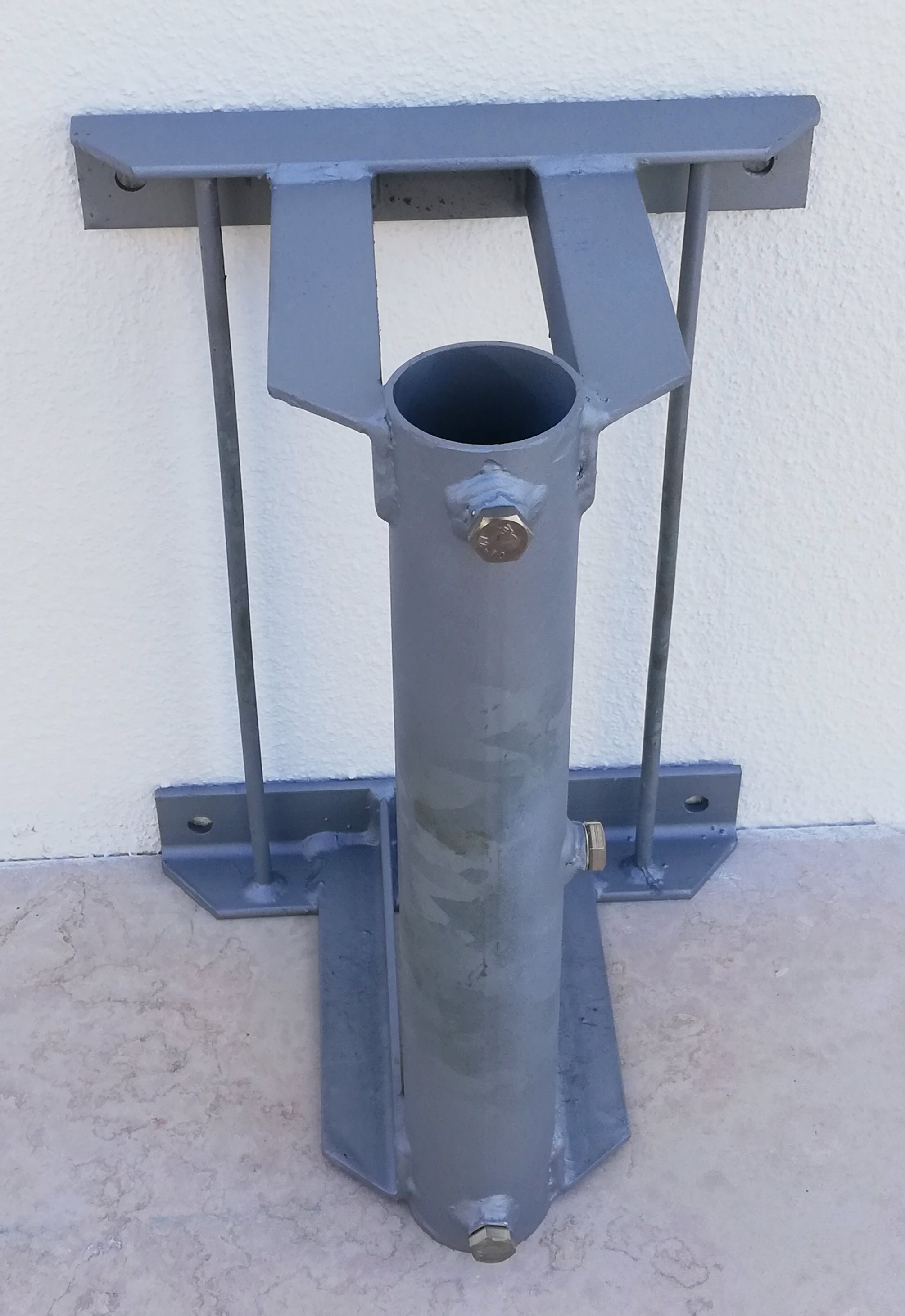 Wallmounted poleholder bracket